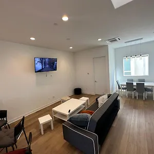 hollywood-modern-entire-home-for-guests.topanaheimhotels.com/